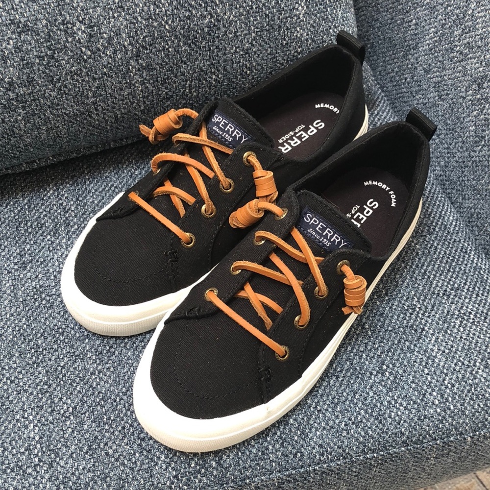 NWOT Sperry
Women's crest view Canvas Sneaker